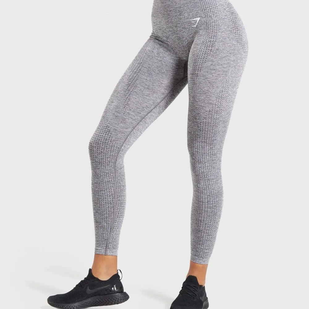 Säljer dessa superfina träningstights från Gymshark i modellen ”Vital Seamless Leggings”. Endast testade, säljer då dom inte kommer till användning. Köparen står för frakten🤍 Använd ej köp direkt funktionen. . Jeans & Byxor.