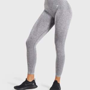 Säljer dessa superfina träningstights från Gymshark i modellen ”Vital Seamless Leggings”. Endast testade, säljer då dom inte kommer till användning. Köparen står för frakten🤍 Använd ej köp direkt funktionen. 