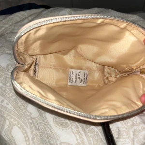 Laura mercier - En rosa nesesär, medelstor. Innerfodrad. Orginal pris 150kr,säljer för 130kr