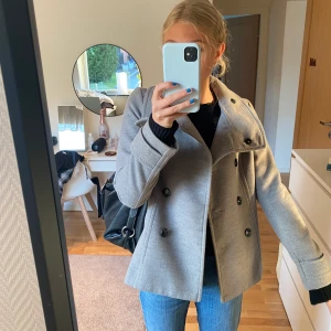 Hm kappa - Säljer denna superfina gråa kappan från Hm då jag redan har en liknande. Den är som ny💕budgivning eller köp direkt för 350kr✨