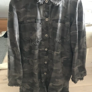 Camo skjortjacka  - Onesize Camo Skjortjacka 