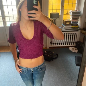 Glittrig topp - En så fin glittrig både fest och vanlig topp. Väldigt bra skick. Om det inte står att varan är sol finns den kvar!!!!