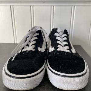 Vans stl 37 U old school - Inköpta i början av juni - nypris 748 kr Använda endast 1 dag av dottern så i väldigt bra skick! 