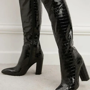 Coola ormskinns mönstrade klackar   - Säljer dessa snygga klackar som tyvärr inte kommer till användning.  Köparen står för frakt. 