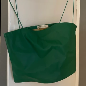 Grön skinntopp - Aldrig använd, köpt på Zalando. Dragkedja på sidan, storlek s men är strechig 