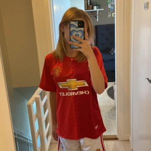 Manchester united ställ - United hemma ställ 16/17 med 9 på ryggen. Köpte på plick men säljer för  det var för stort och jag har annat. Förra tjejen skrev att det va storlek unisex xs men det står 16 på lapparna så antar att det är barn 16, alltså typ m? Helt nytt med lappar kvar!