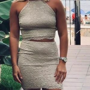 Beige set från Make way - Beige kjol och topp från make way. Säljs ej längre. Topp i M och kjol i S. Sitter bra på mig som har s/m i allt! Skicka för fler bilder!
