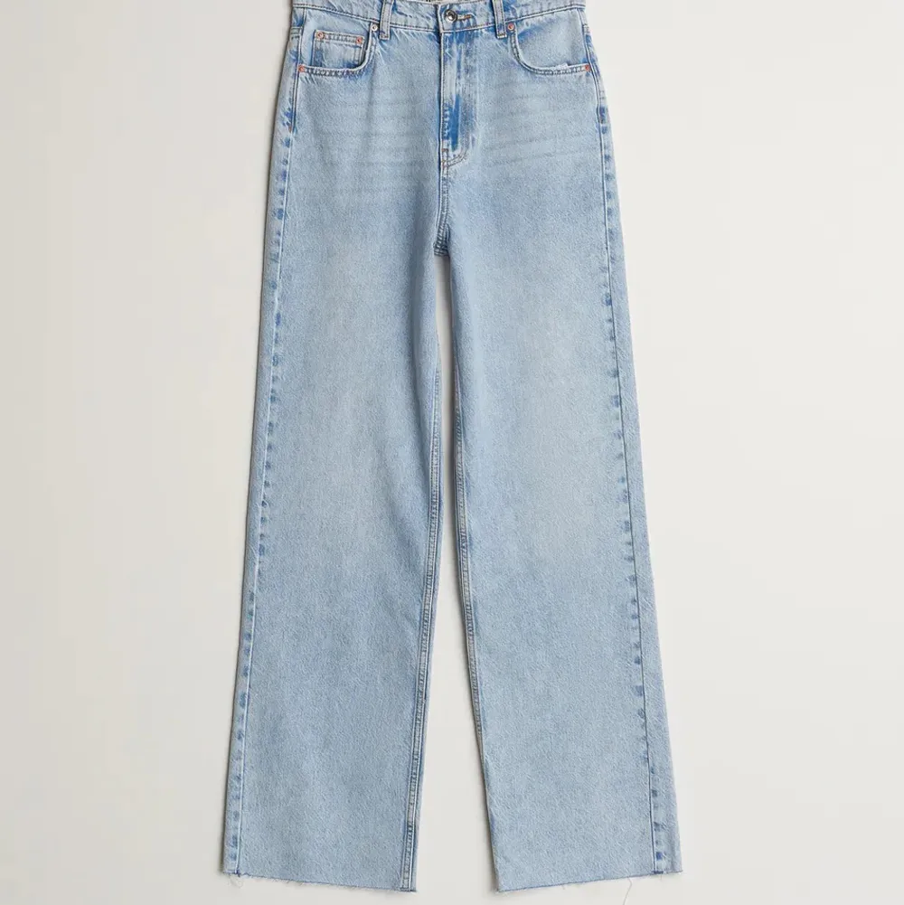 Säljer dessa supersnygga  högmidjade jeans inköpta 2021, sparsamt använda.  Mötas upp i Stockholm eller fraktas🫶🏻. Jeans & Byxor.