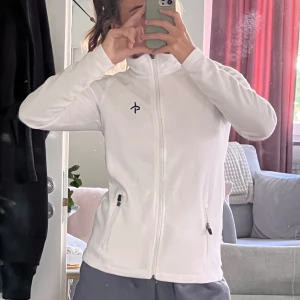 Vit fleecetröja  - Vit fleecetröja från cross sportswear. Storlek 36. 