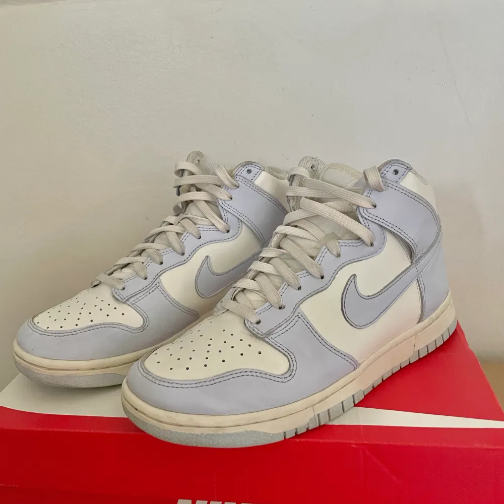 Säljer mina Nike dunk high i färgen football grey. Har använt några gånger men de är någon storlek för stora så måste tyvärr därför sälja. Skicket är 8/10, låda medföljer men har tyvärr tappat bort kvittot🫶🏼köpare står för frakt. Skor.