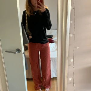 Mango ”linnebyxor” - Säljer dessa linnebyxor ifrån mango för 160kr. De är i en snygg röd färg med en smickrande passform. De är i storlek s och lagom långa på mig som är 170 cm. Skriv om ni skulle vara intresserade!💖💖