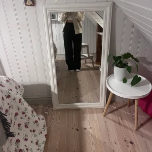 Högmidjade kostymbyxor  - Högmidjade kostymbyxor. Uppsydda, är 155 cm men går nog att sprätta så att de blir längre. Bra skick. Jag brukar dra ner dem så att de blir midwaist. Nypris 300kr. De är raka och nästan vida nertill.