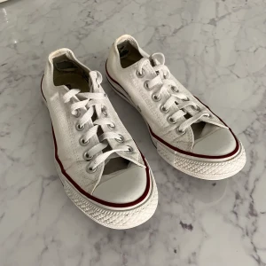 Converse - Vita låga converse i använt skick❤️