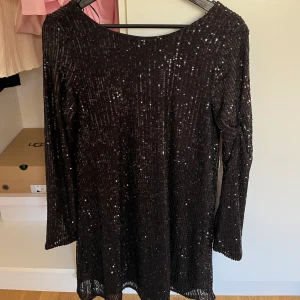 Paljett klänning  - Paljett klänning från new yorker. Aldrig använd endast testad. Storlek 38  📍Möts upp i Stockholm/Södermalm eller Åkersberga.  💌 Köparen står för frakten - priset varierar beroende på storlek på plagget. Jag kollar upp så det blir rätt.  ❌ Inga returer 