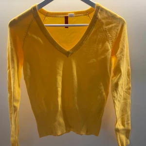 Gul Stickad sweatshirt  - Gul stickad sweatshirt i storlek 34, passar S! Mycket bra skick och aldrig använd