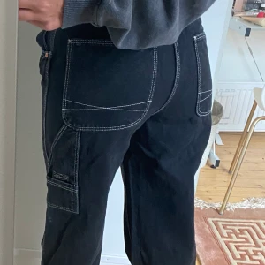 Cargo jeans - Svarta jeans med fickor som csrgo byxor 