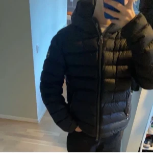 COLMAR JACKA - Colmar dunjacka som passar perfekt till vintern. Materialet har gått upp lite vid dragkedjan men går enkelt att fixa annars är jackan i toppskick 