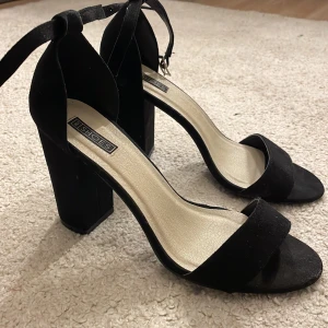 klackskor från nelly - Snygga klackskor som inte kommer till användning, har använt dom en gång. 10 Cm klack. Bra skick.🖤