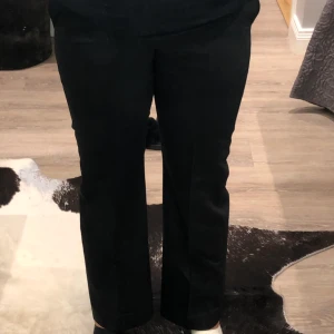 Tyg byxor från Tiger of sweden storlek 36 -  svart tyg byxor från tiger of sweden storlek 36 