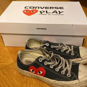 CDG converse skor i storlek 38. Köpta på selfridge i London för runt 2 år sedan. Funkar bra till både kille och tjej, funkar till alla klädstilar. 