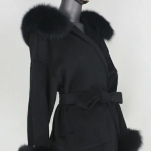 SÖKER  - Söker efter en sån kappa! Storlek Xs/s Färg spelar ingen roll  Vill helst inte betala över 1000