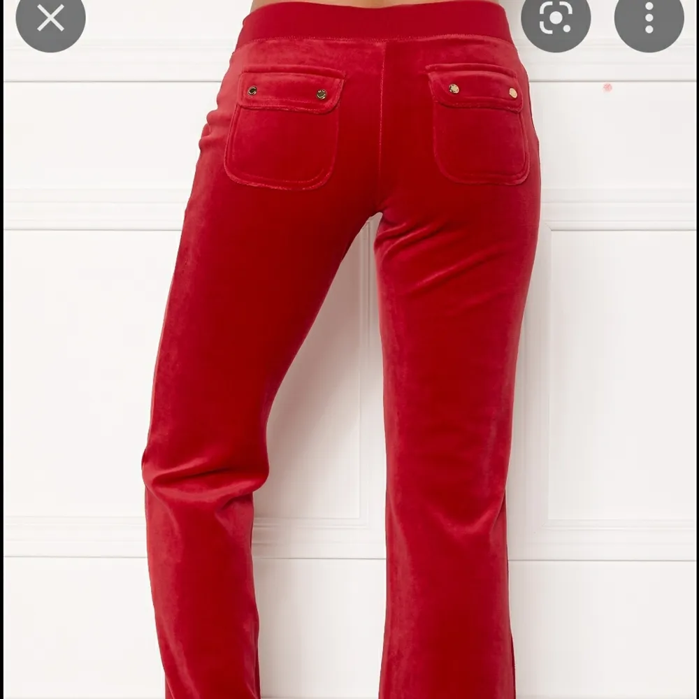SÖKER efter ett par röda,svarta eller gröna juicy byxor för helst 500 t 600 kr och om ni säljer juicy byxor med nån av dessa färger kontakta gärna mig!♡. Jeans & Byxor.