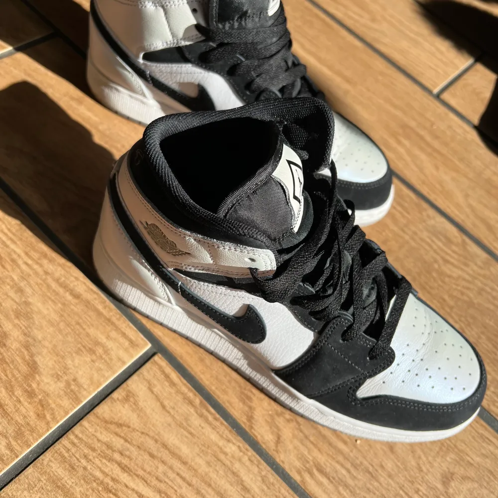 Air jordan 1 mid diamond shorts knappt använda. köpta för 2900kr i jätte bra skick storlek 39 dam. finns ingen kartong. pris kan diskuteras i snabb och smidig affär. finns fler bilder. köparen står för frakten, möts helst upp i göteborg.. Skor.