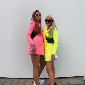Neon klänning - Säljer denna snygga neonrosa klänningen från Nelly. Storlek S 🤎Endast använd 2-3 ggr, köparen står för frakten!!