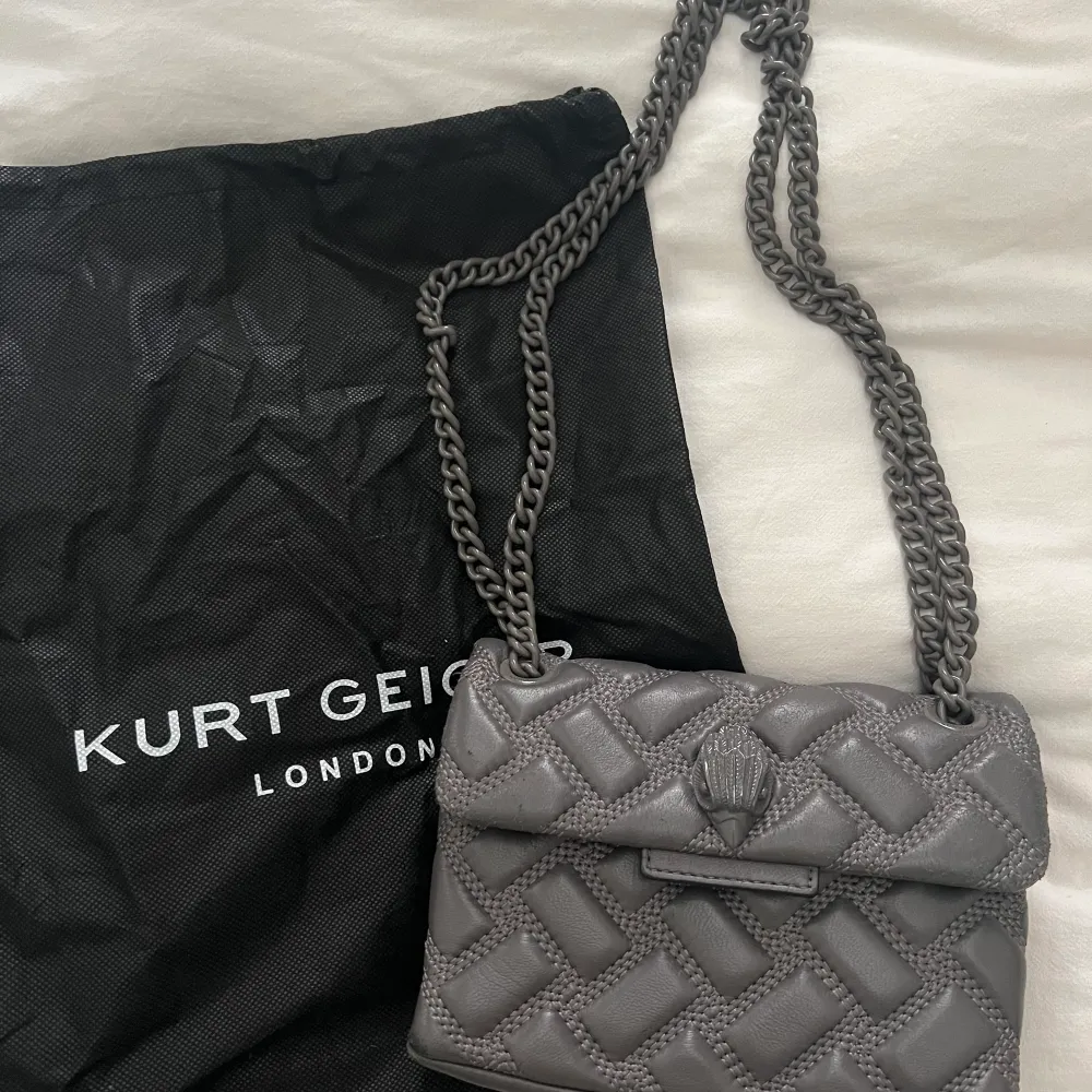 Mini Kurt Geiger väska som är all gray! Supersnygg och i fint skick, klicka EJ PÅ KÖP. Väskor.