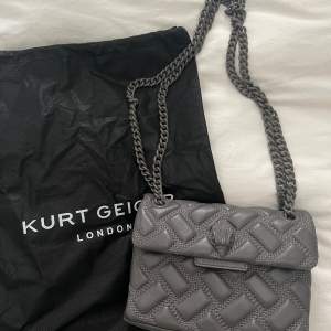Mini Kurt Geiger väska som är all gray! Supersnygg och i fint skick 