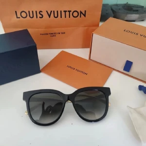 Äkta Louis Vuitton solglasögon - Kvitto finns . 5000 nypris men säljer för 2500. Kan skickas eller mötas upp i Stockholm 