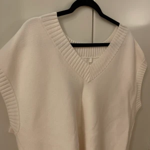 Väst  - Krämvit oversized väst från HM. Använd vid enstaka tillfällen. Storlek M.