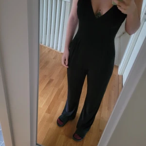 Jumpsuit - Svart jumpsuit från NA-KD. Jätteskönt material. Står ej vilken storlek, men passar mig sim brukar ha S-M. Har använts några gånger så i bra skick!😊 köparen står för frakten