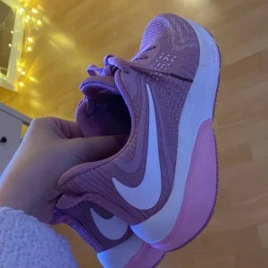 Skor Nike  - Helt nya, aldrig använt, bra i skick 💕
