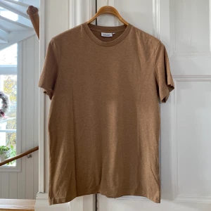 Weekday T-shirt - En mörk sandfärgad T-shirt från Weekday