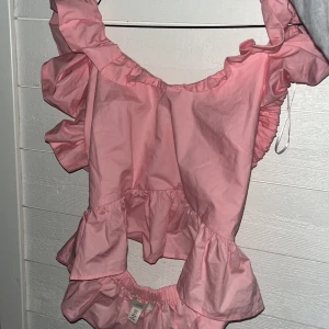 fin rosa tröja från hm med volanger  - en fin rosa tröja från hm med volanger  