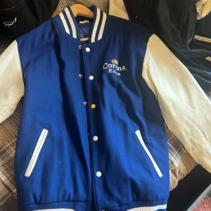 college jacka - säljer min fina college jacka från öl märket ”corona extra”. Helt ny och oanvänd💓pris kan diskuteras 