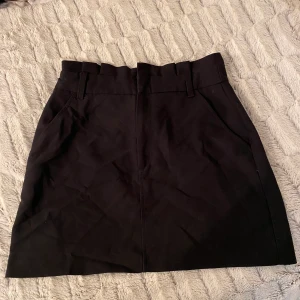 Svart kjol - En kostykjol, nytt skick 