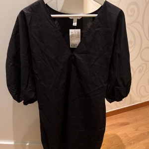 Klänning - Fin klänning som jag inte hann returnera jättefin under stickad väst/tröja! Köptes för 199