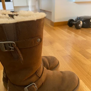 Uggs  - Uggs storlek 34/35 inte använda förra vinter eller vintern innan. Kommer i bra skick ,de är jätte bekväma och jätte varma passar perfekt inför vintern som kommer ! Det är även äkta läder, hör av er vid intresse// Veronica