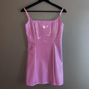 Rosa klänning - Rosa fin klänning i glansigt material, aldrig använd så i mycket gott skick. 