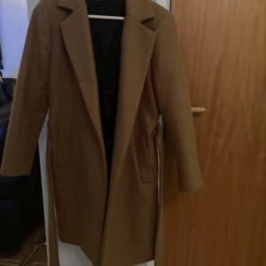 Zara kappa - Fin ,smickrande kappa av märket Zara i fint skick ,kappan är stax över knäna om man är mellan 168-170cm lång