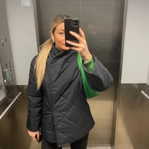 Arket-jacka🖤 - Intressekoll på min fina jacka från Arket! Mycket bra skick, supersnygg till typ allt. Passar XS-S/M