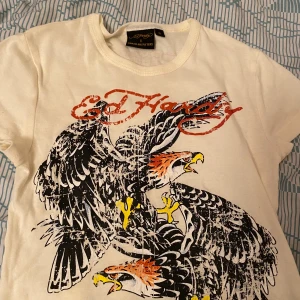 Ed hardy crop topp - Säljer denna enormt snygga crop toppen jag köpt fråned hardy i storleken S:) passar både  xs och s! 