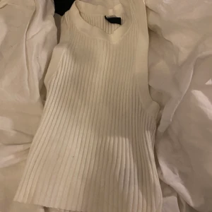 Säljer  - Säljer detta fina vita linne från H&M🤍