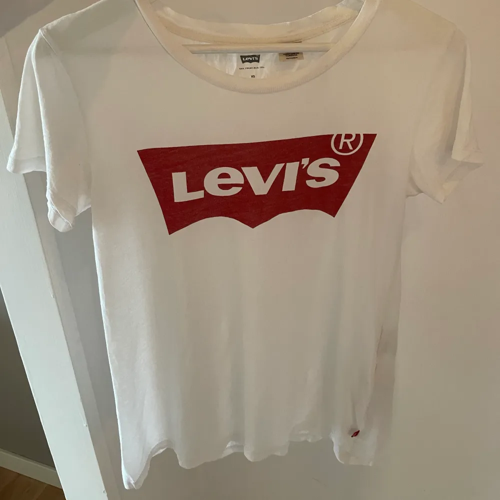 T-shirt från Levis i storlek XS. Fint skick, säljes på grund av garderobsrensning.. T-shirts.