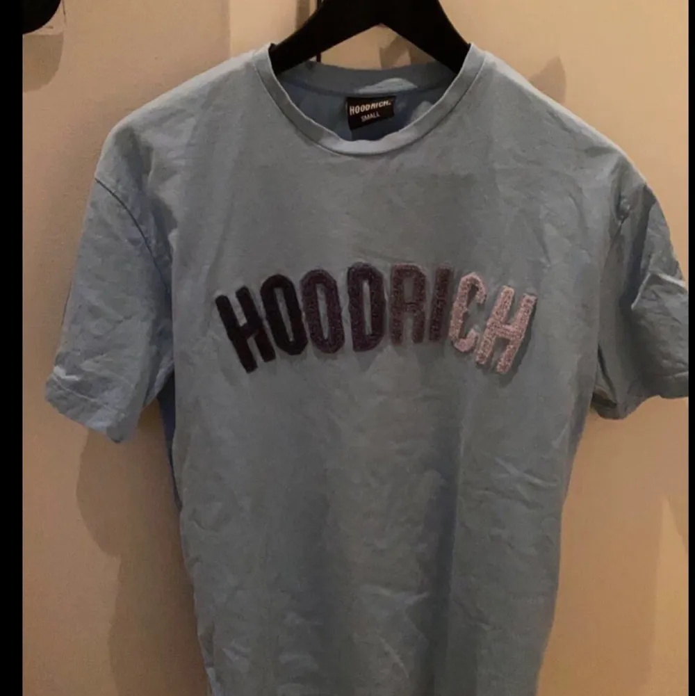 Säljer min hoodrich t shirt storlek S köpt I jd sport. Säljer den för att den är för liten.. T-shirts.