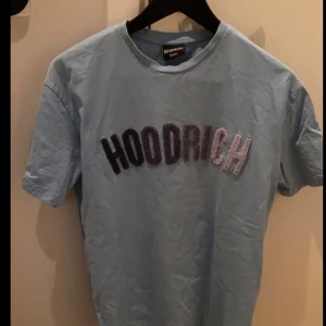 Hoodrich t-shirt  - Säljer min hoodrich t shirt storlek S köpt I jd sport. Säljer den för att den är för liten.