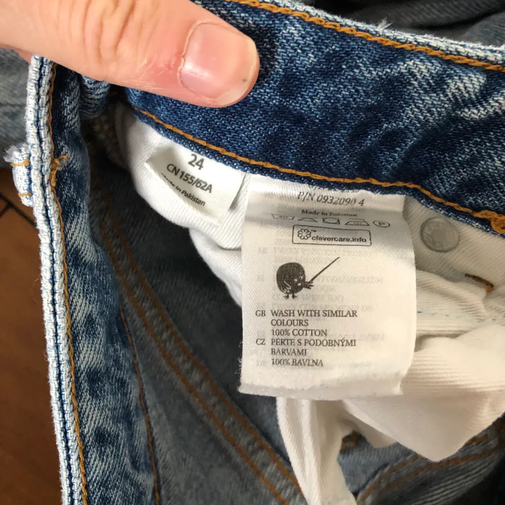 Säljer mina favorit jeans. Perfekta i längden, på mig som är 1,70 ungefär. Frakt tillkommer på 70kr!. Jeans & Byxor.