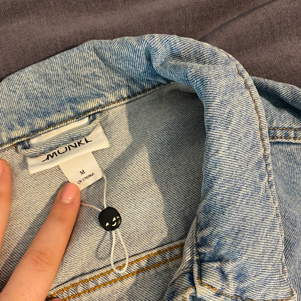 En vanlig jeans jacka från MONKI, säljer pga att den är för liten för mig. . Jackor.
